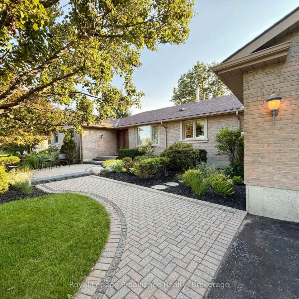 100 Bay Breeze Street, Prince Edward County