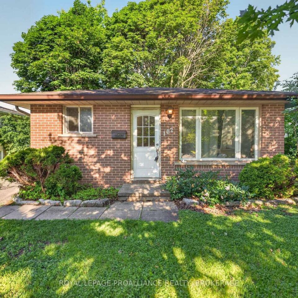 102 Calderwood Drive, Kingston