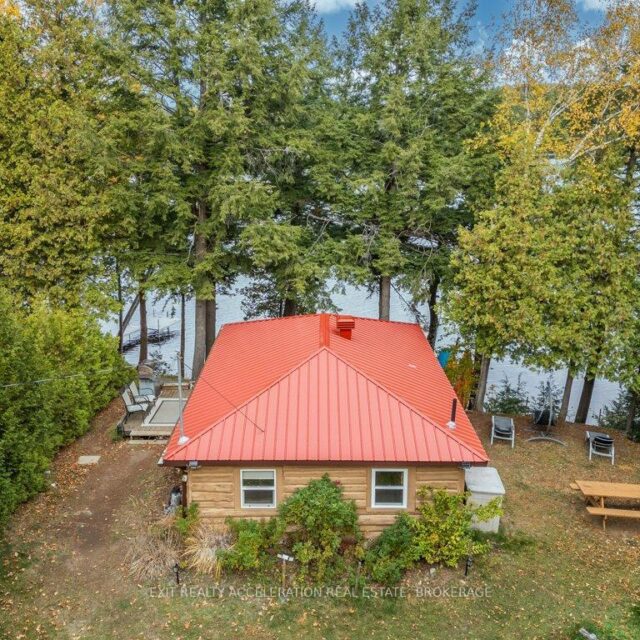 1049 Hawthorn Lane, Frontenac (frontenac Centre)
