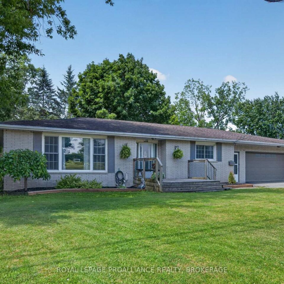 112 County Road 8, Greater Napanee