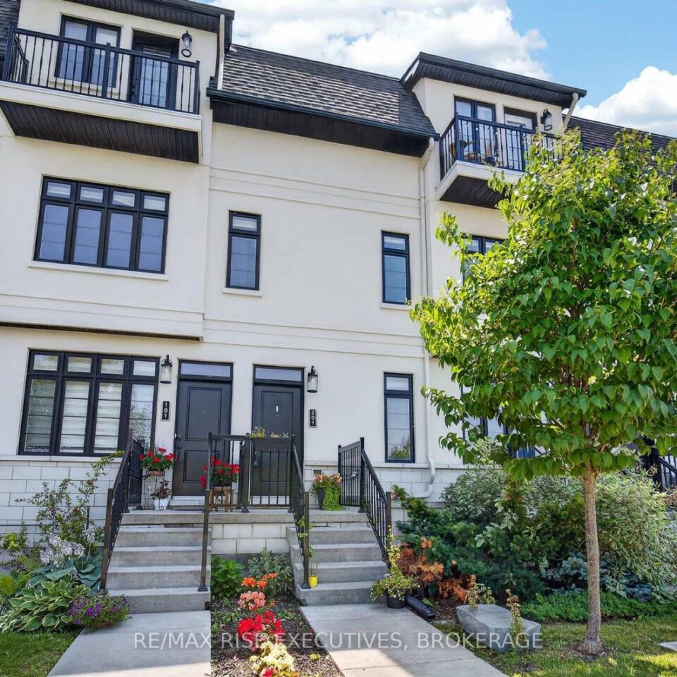 201 – 1015 Terra Verde Way, Kingston