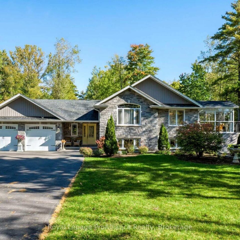 21502 Loyalist Parkway (highway 33) Parkway, Prince Edward County