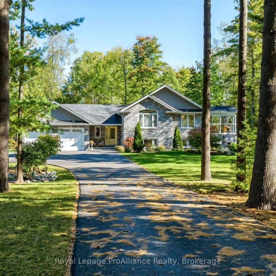 21502 Loyalist Parkway (highway 33) Parkway, Prince Edward County