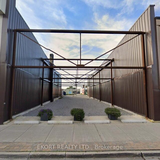 30-32 Dundas Street W, Quinte West