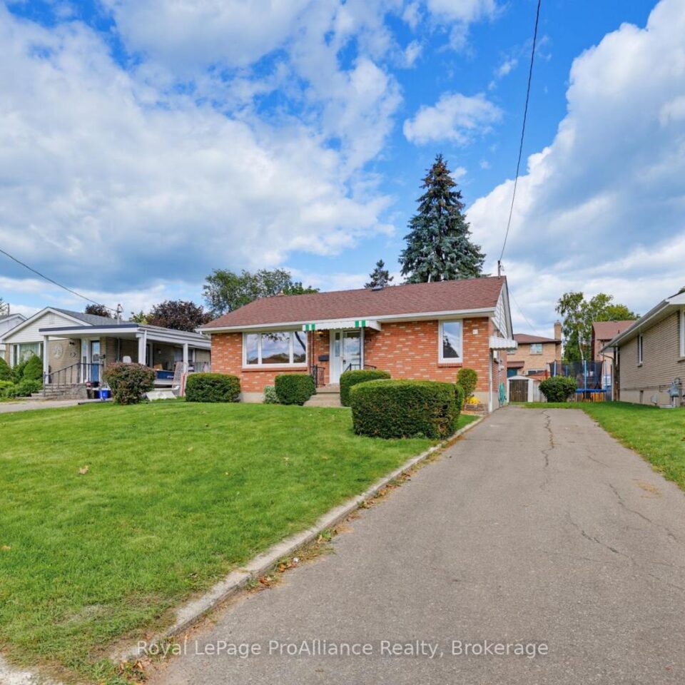 64 Elizabeth Crescent, Belleville