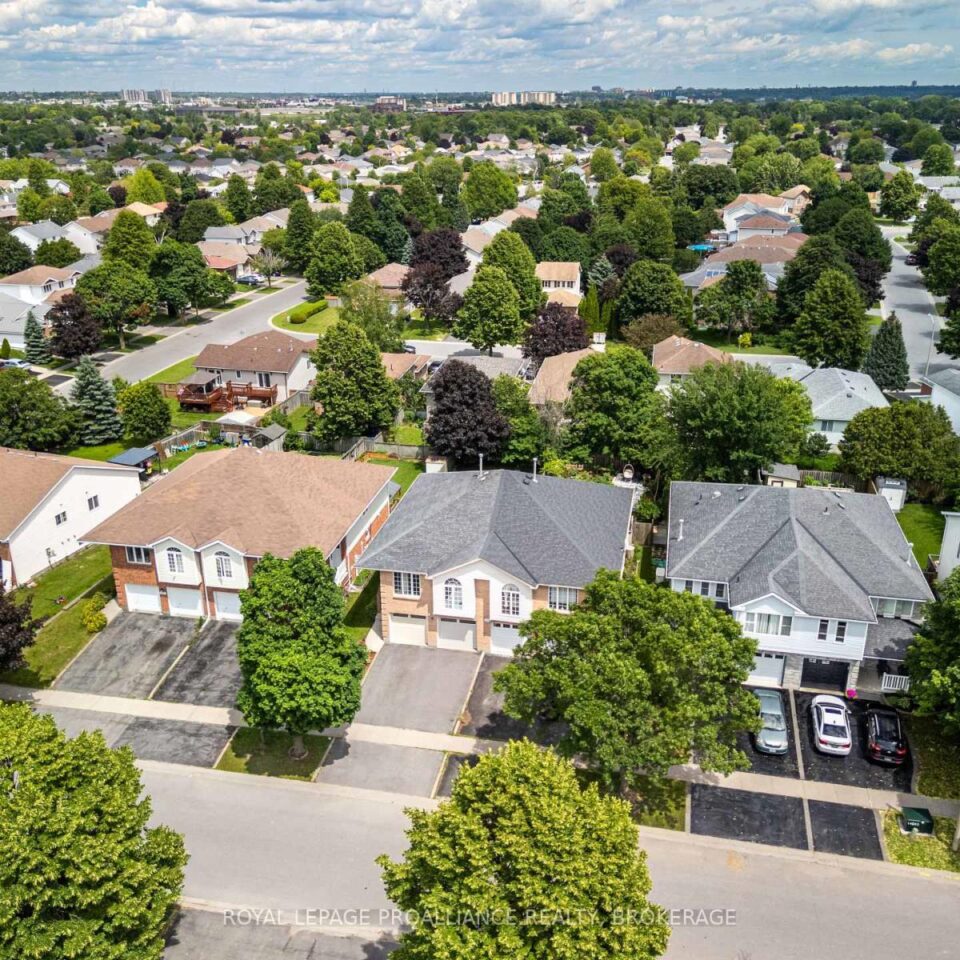 653 Barnsley Crescent, Kingston