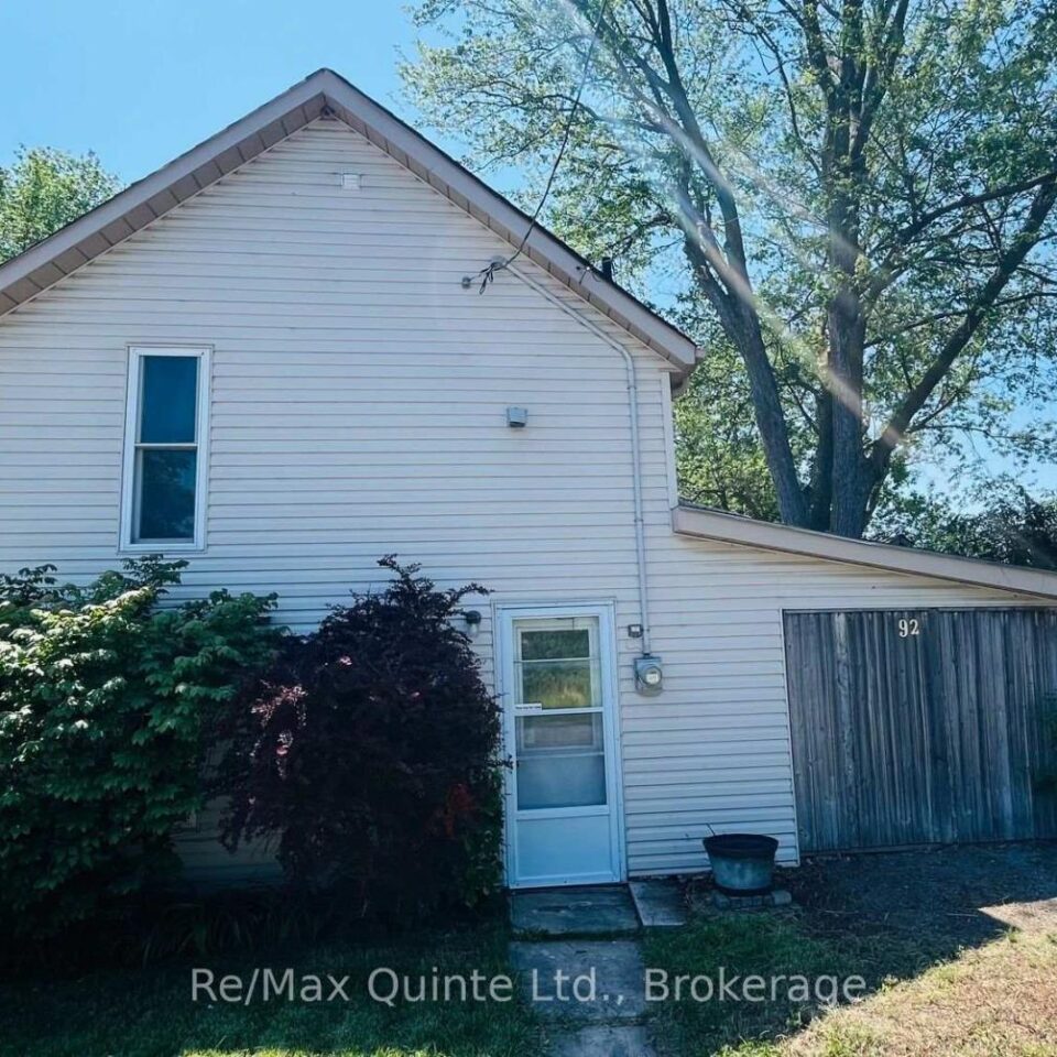 92 Foster Avenue S, Belleville