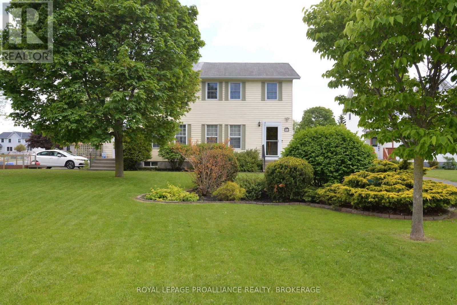 964 Uxbridge Crescent, Kingston