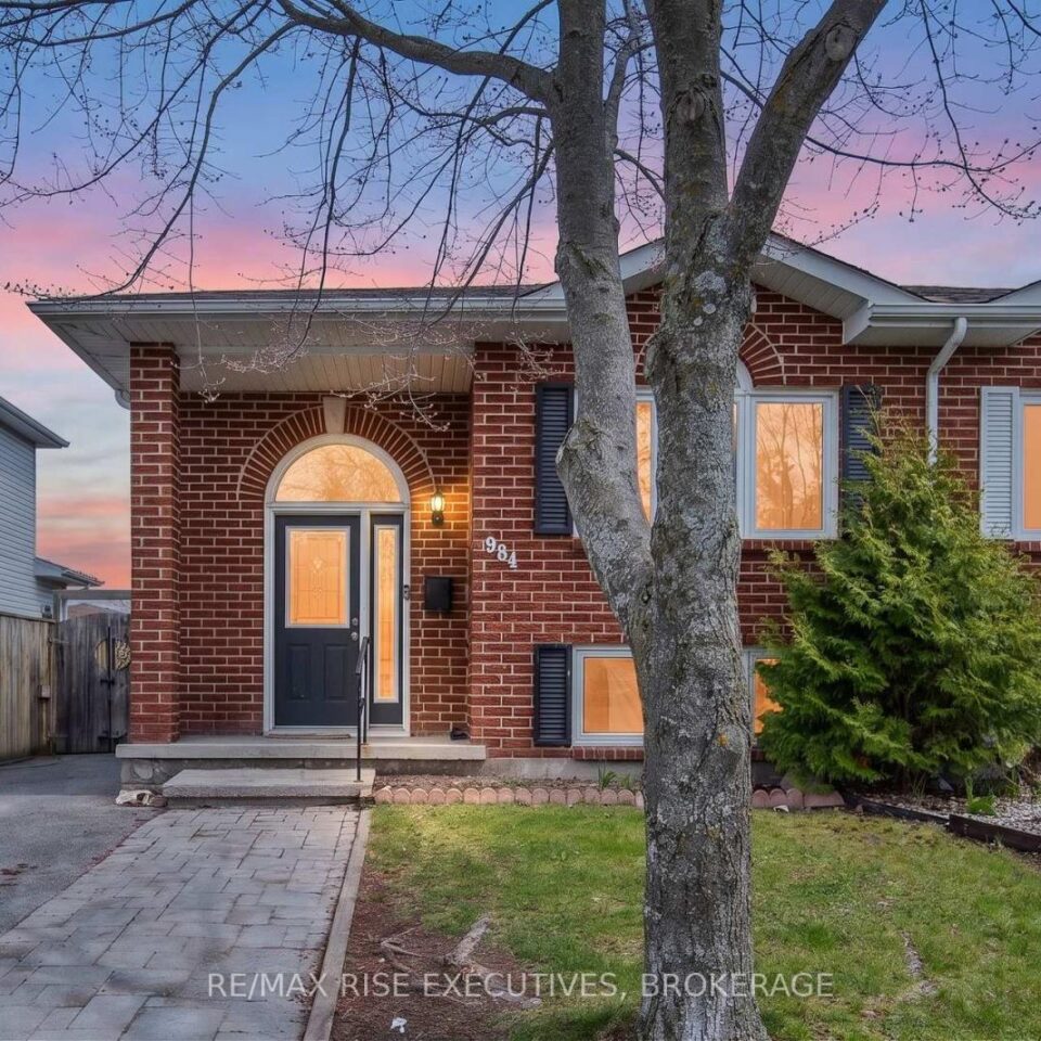 984 Waterbury Crescent, Kingston